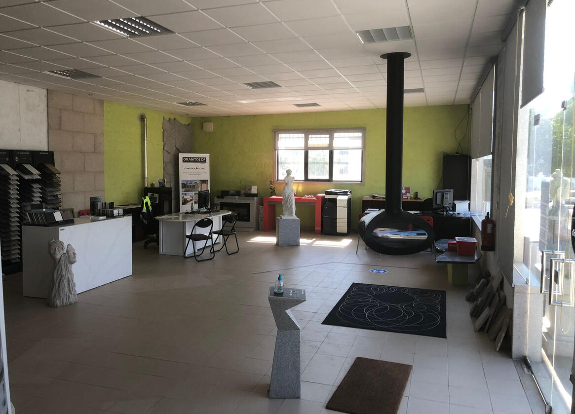 Room's desktop and office area